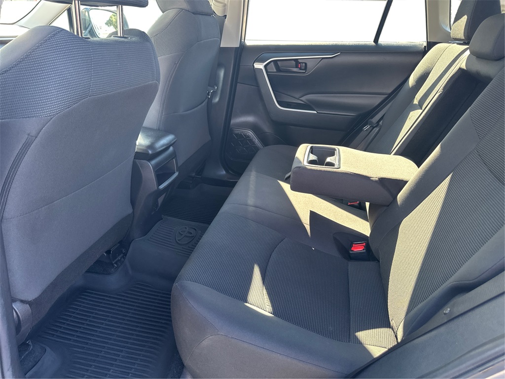 2021 Toyota RAV4 LE photo 10