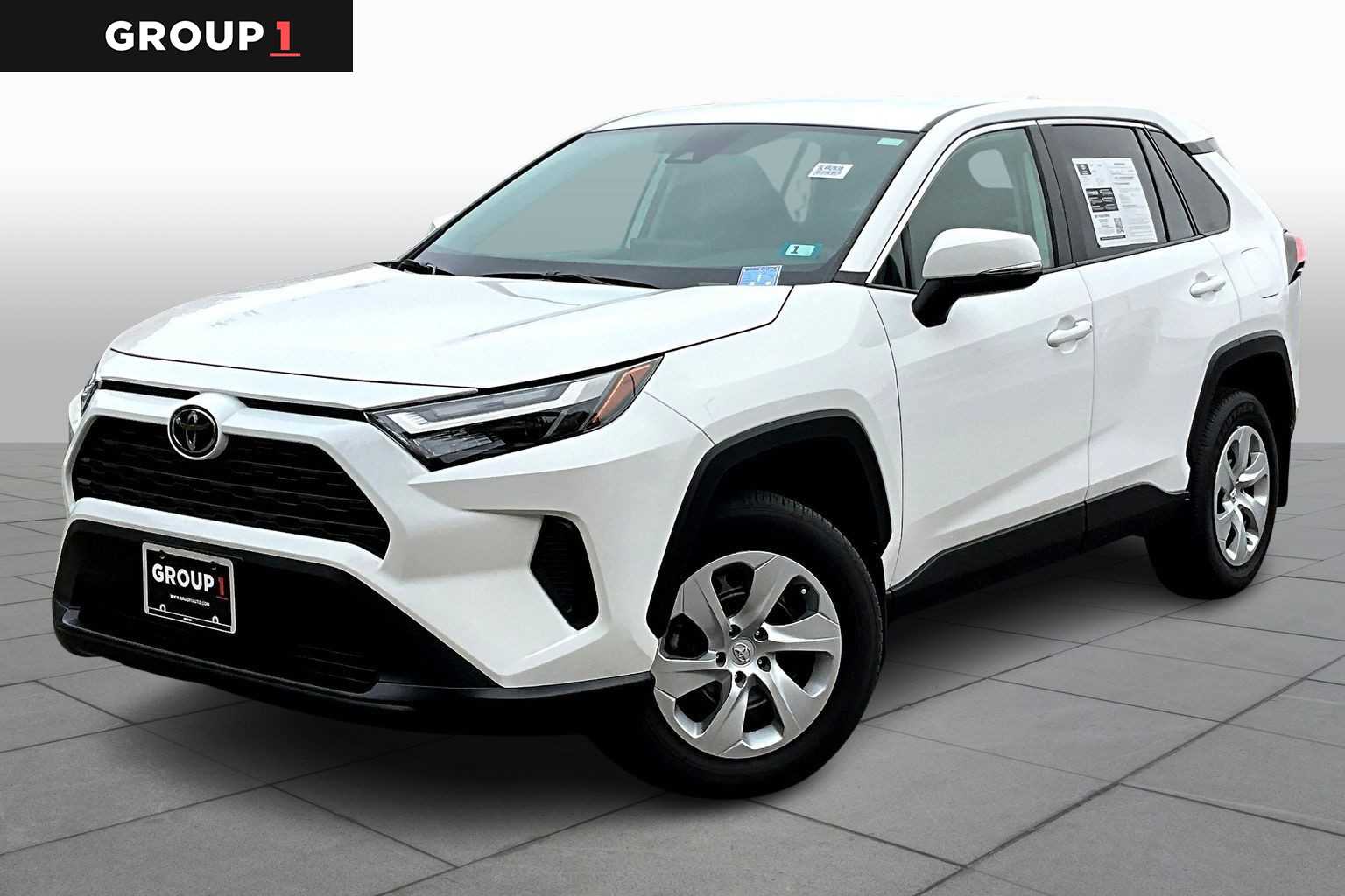 2025 Toyota RAV4 LE's photo