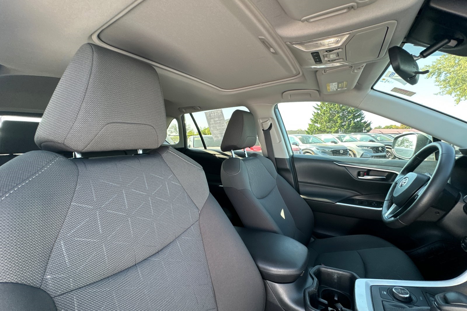 2022 Toyota RAV4 Hybrid XLE photo 17