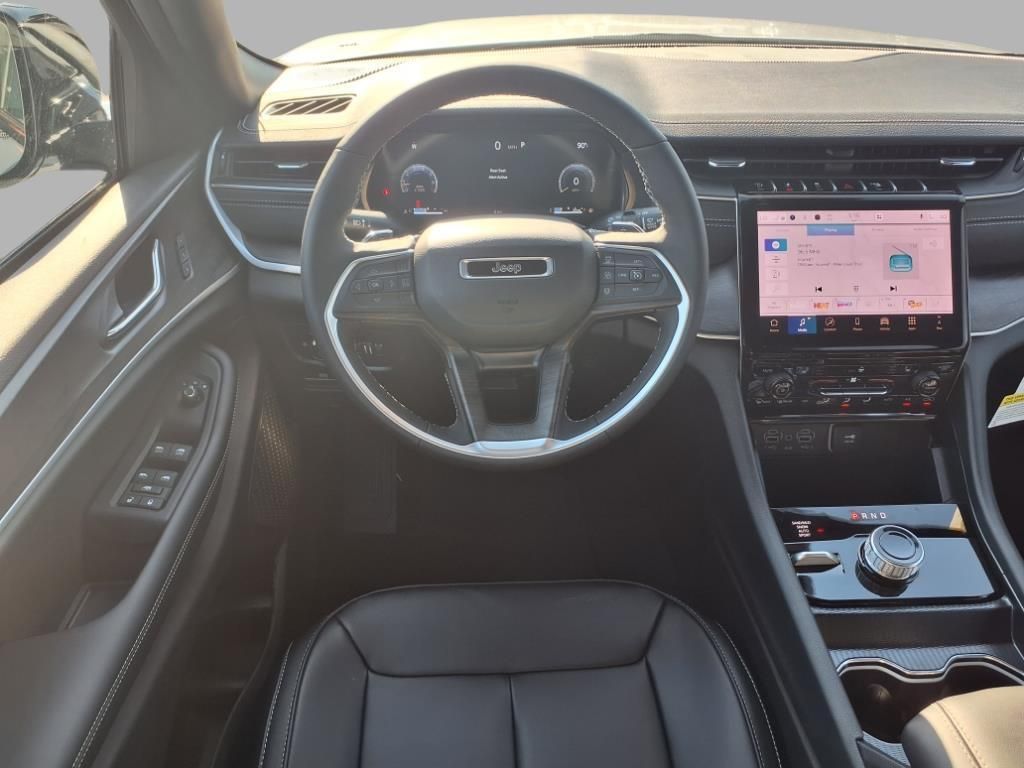 2025 Jeep Grand Cherokee Limited photo 3