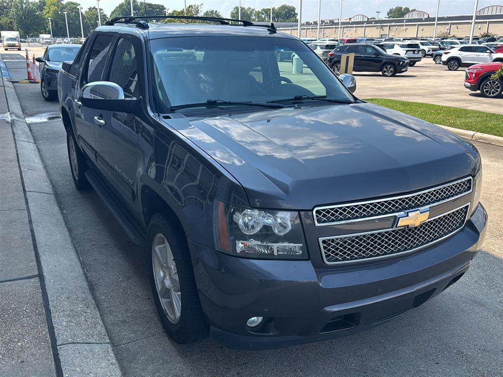 2011 Chevrolet Avalanche LS photo 2