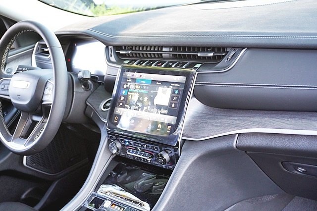 New 2023 Silver Zynith Exterior Paint Jeep Limited image 12