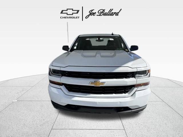 2017 Chevrolet Silverado 1500 Custom photo 2