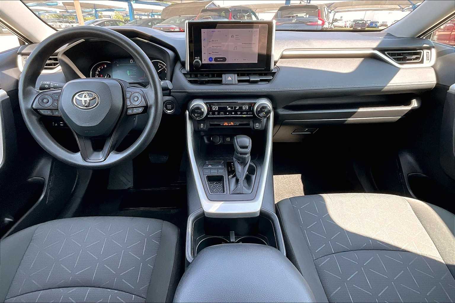 2024 Toyota RAV4 XLE photo 14