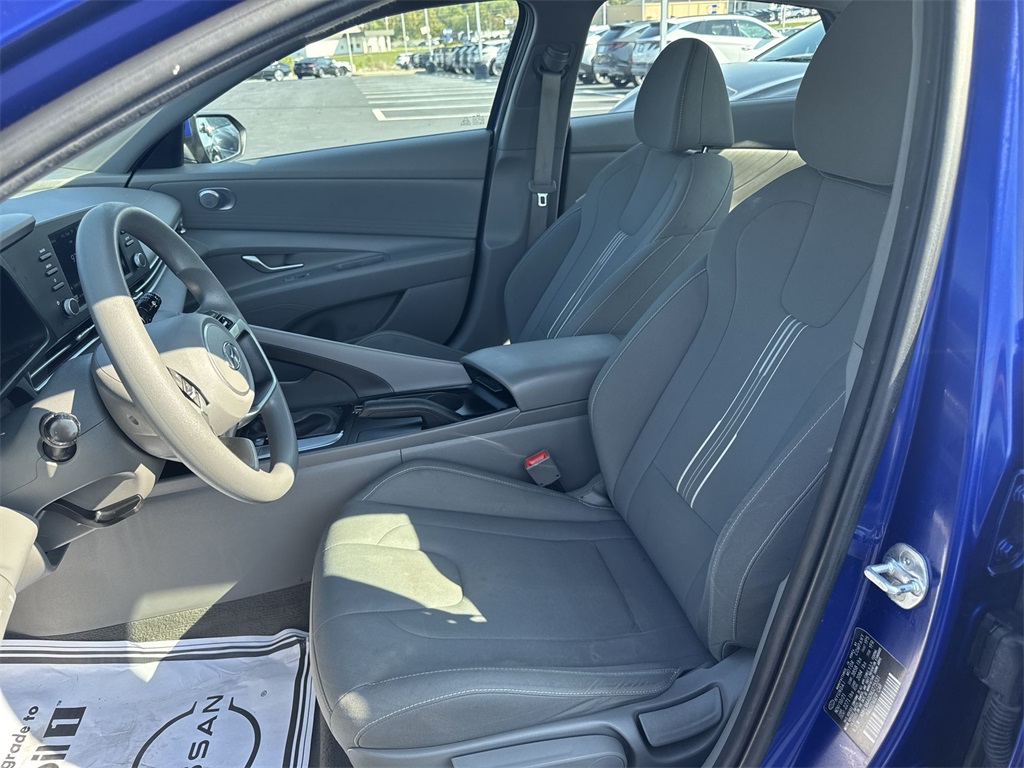 2022 Hyundai Elantra SEL photo 17