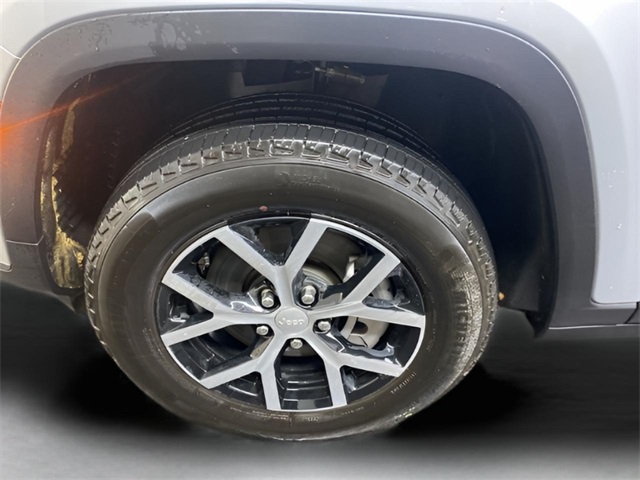 2024 Jeep Grand Cherokee Limited photo 2