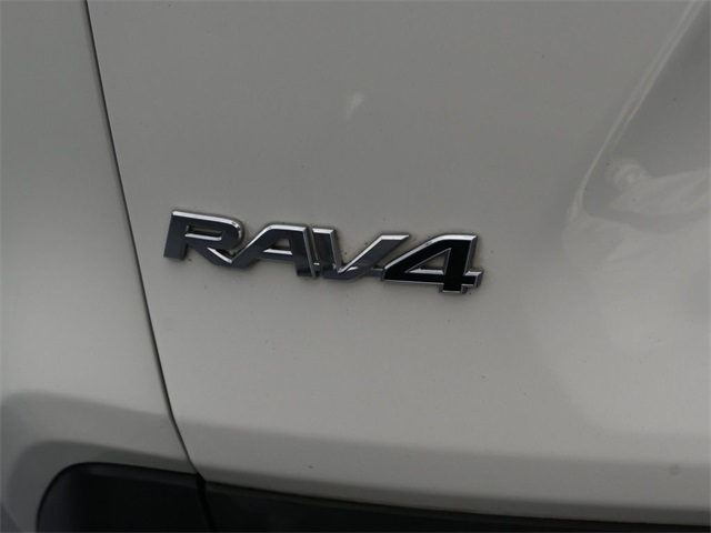 2021 Toyota RAV4 XLE Premium photo 11