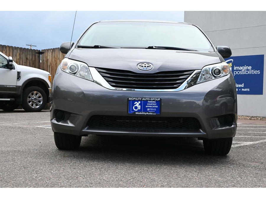 2012 Toyota Sienna LE photo 4
