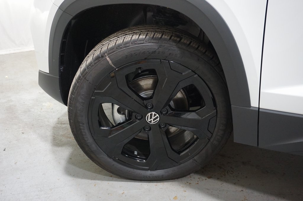 2025 Volkswagen Taos SEL photo 25
