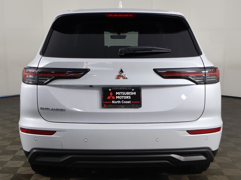 2025 Mitsubishi Outlander ES photo 12