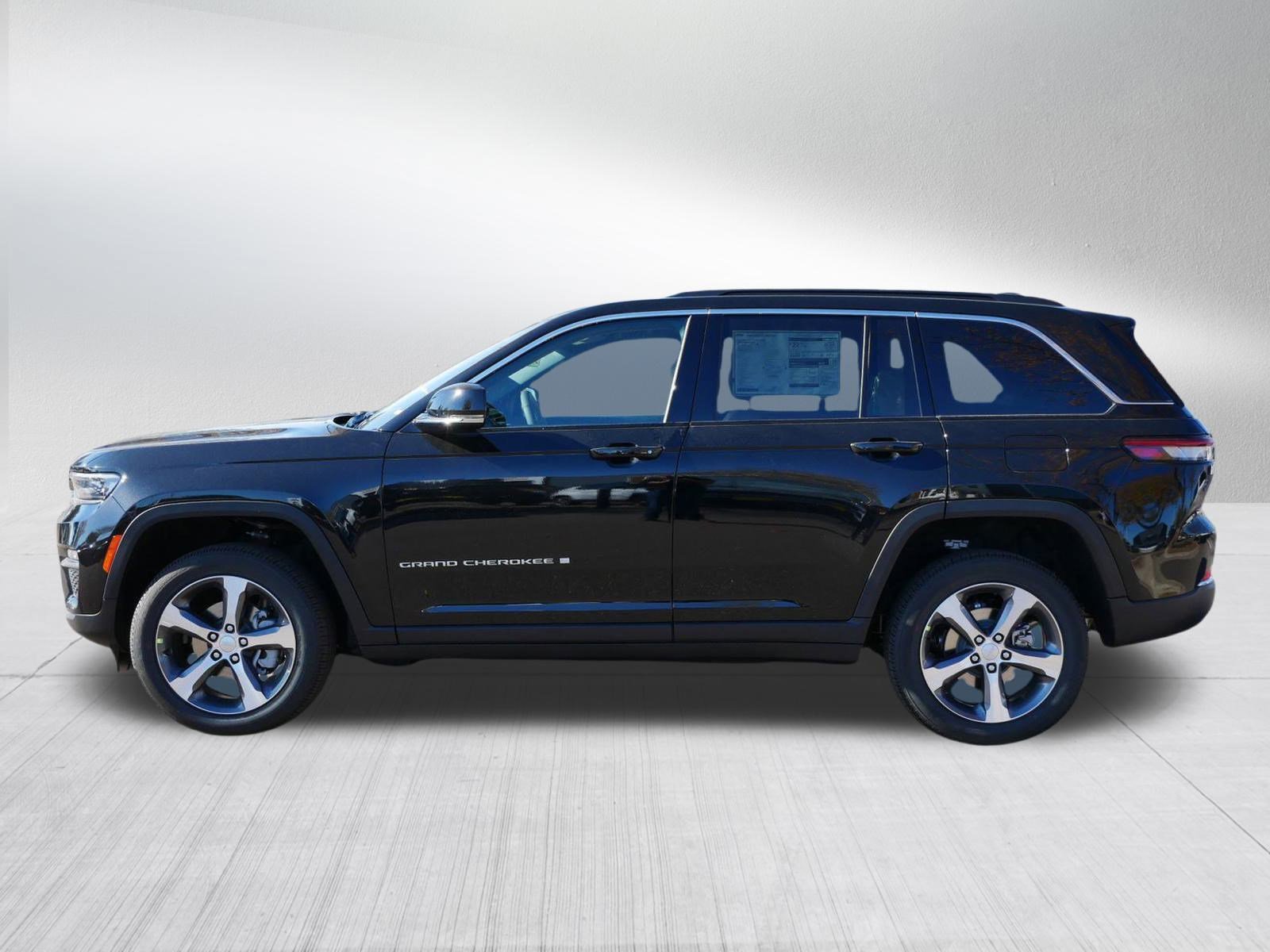 2025 Jeep Grand Cherokee Limited photo 3