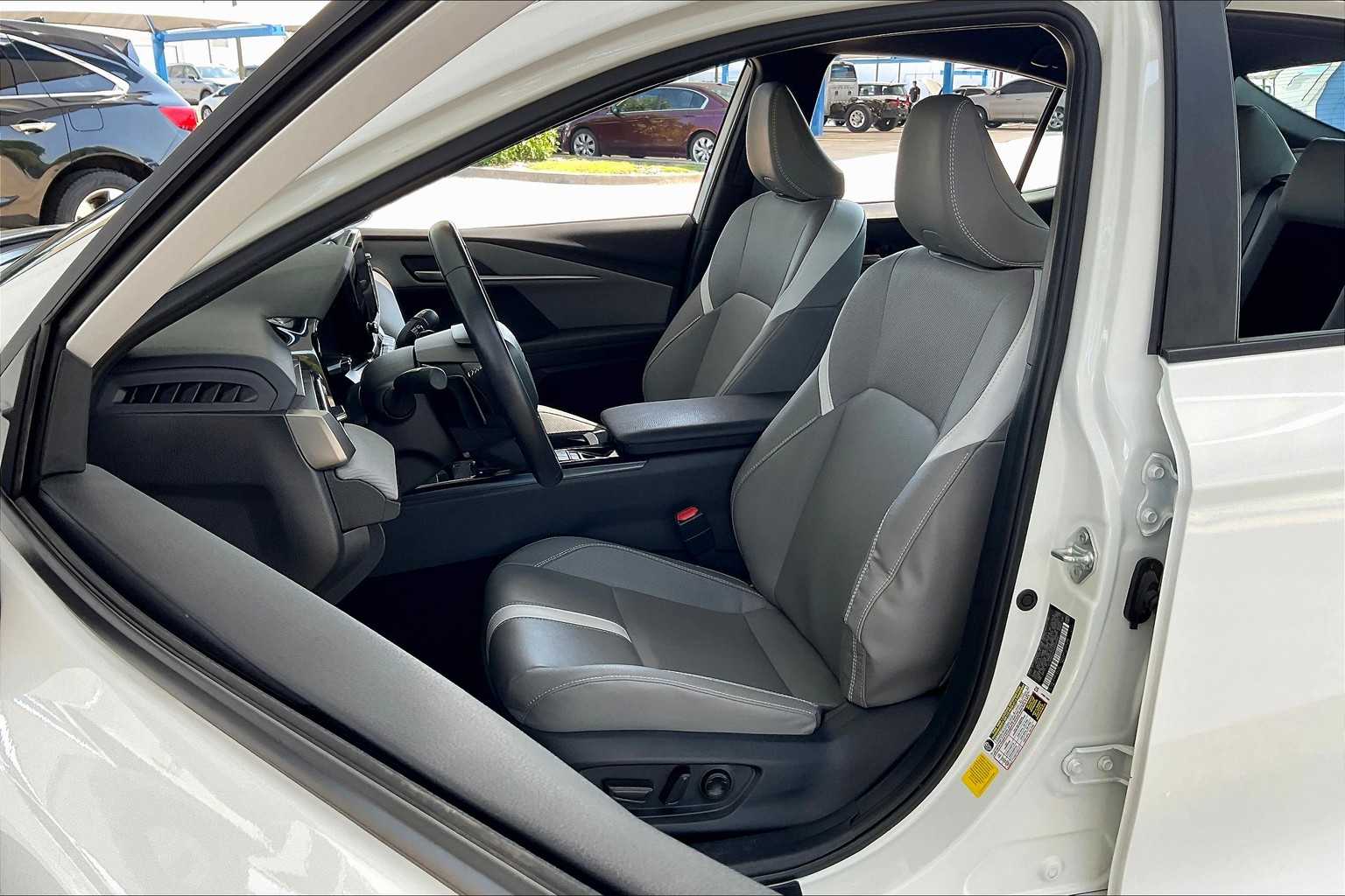 2025 Toyota Camry SE photo 7