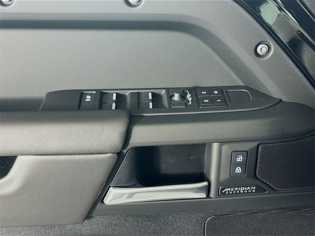 2025 Land Rover Defender 130 X-Dynamic SE photo 12