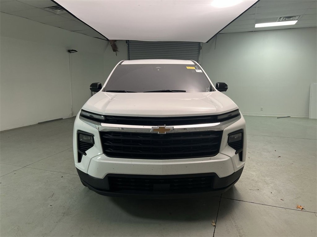 2024 Chevrolet Traverse LS photo 2