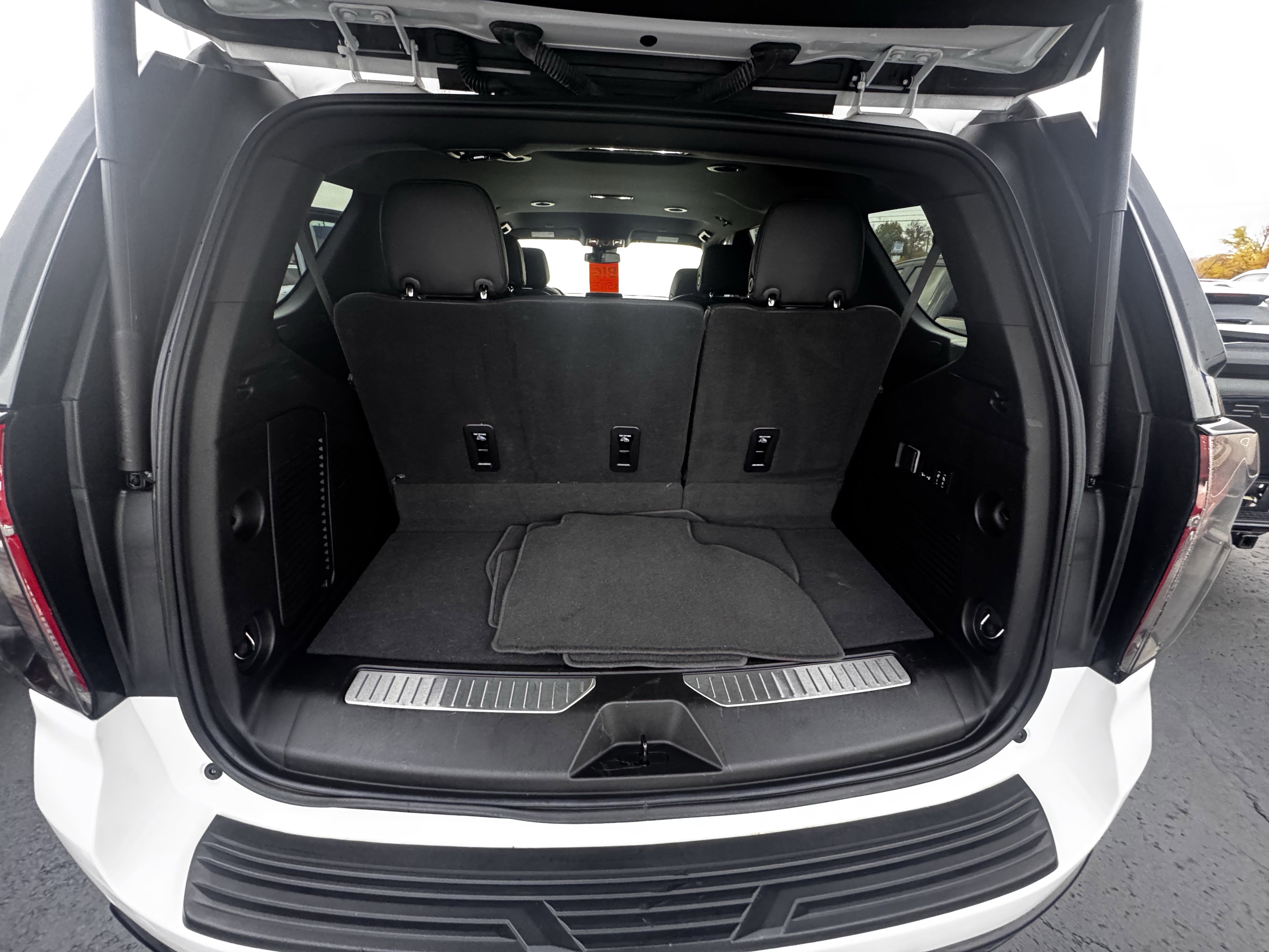 2023 Chevrolet Tahoe RST photo 2