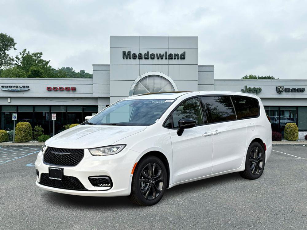 2026 Chrysler Pacifica Select's photo