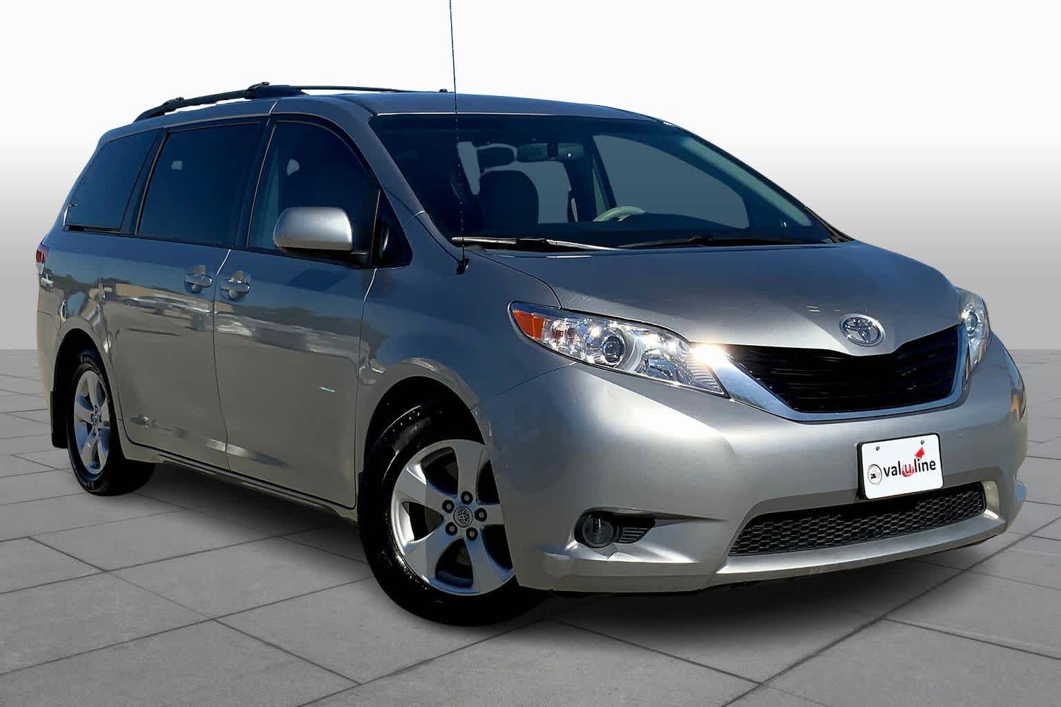 2013 Toyota Sienna LE photo 2