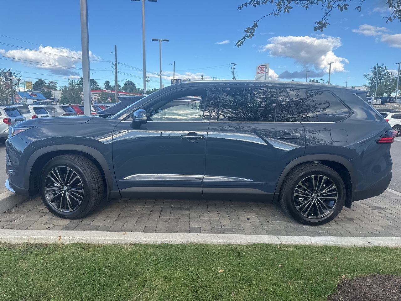 2025 Toyota Highlander Hybrid Platinum photo 2