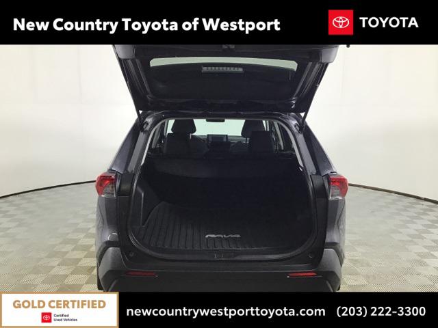 2022 Toyota RAV4 LE photo 12