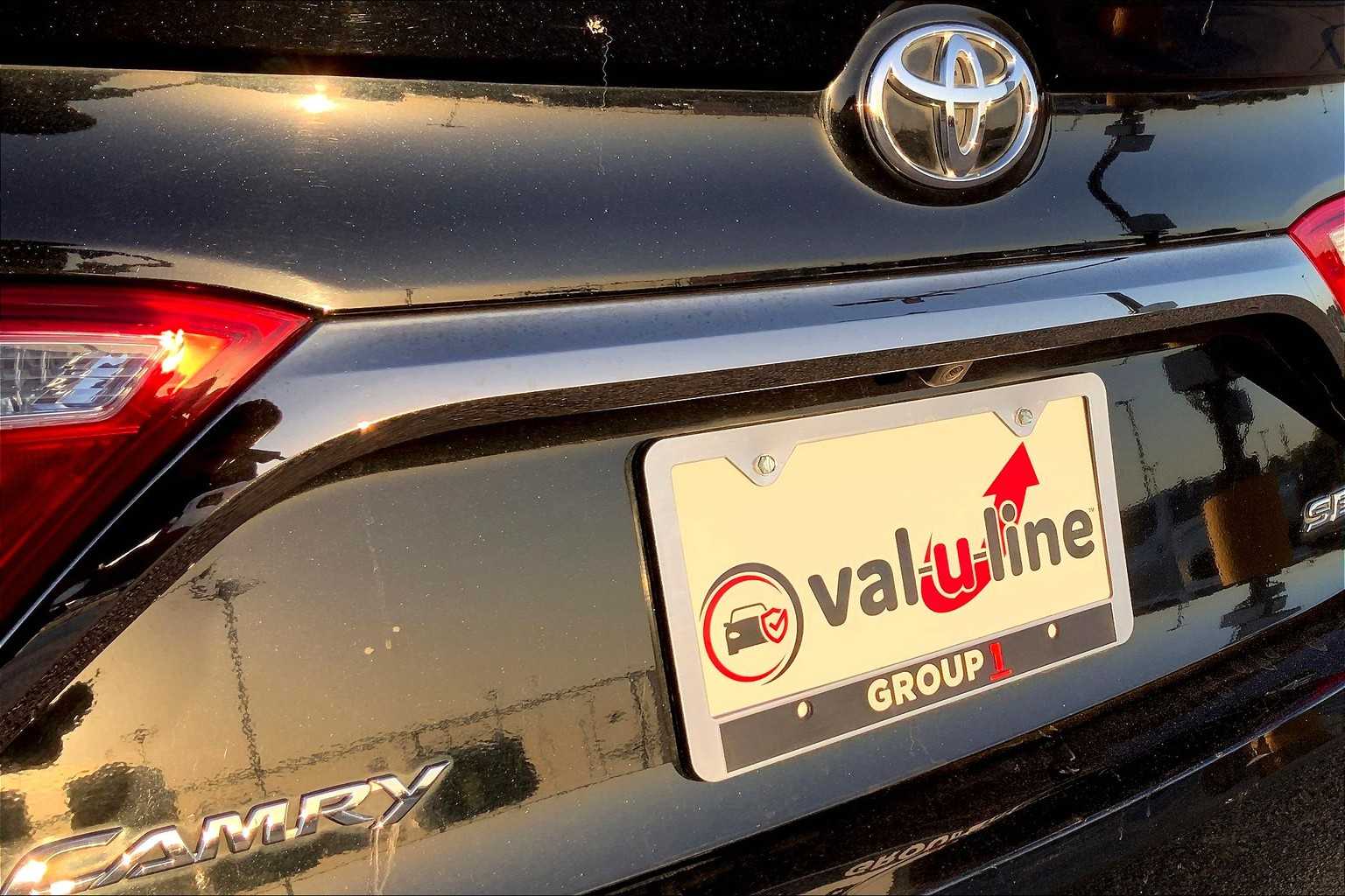 2015 Toyota Camry SE photo 9
