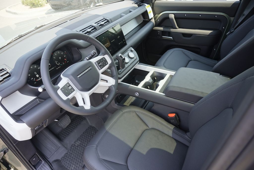 2025 Land Rover Defender 110 S photo 17