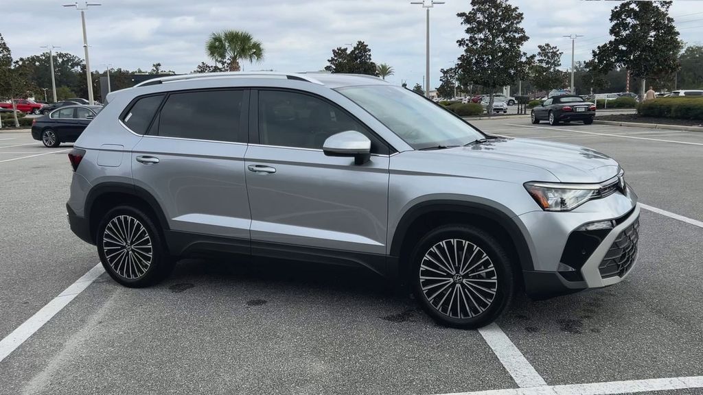 2025 Volkswagen Taos SE photo 2