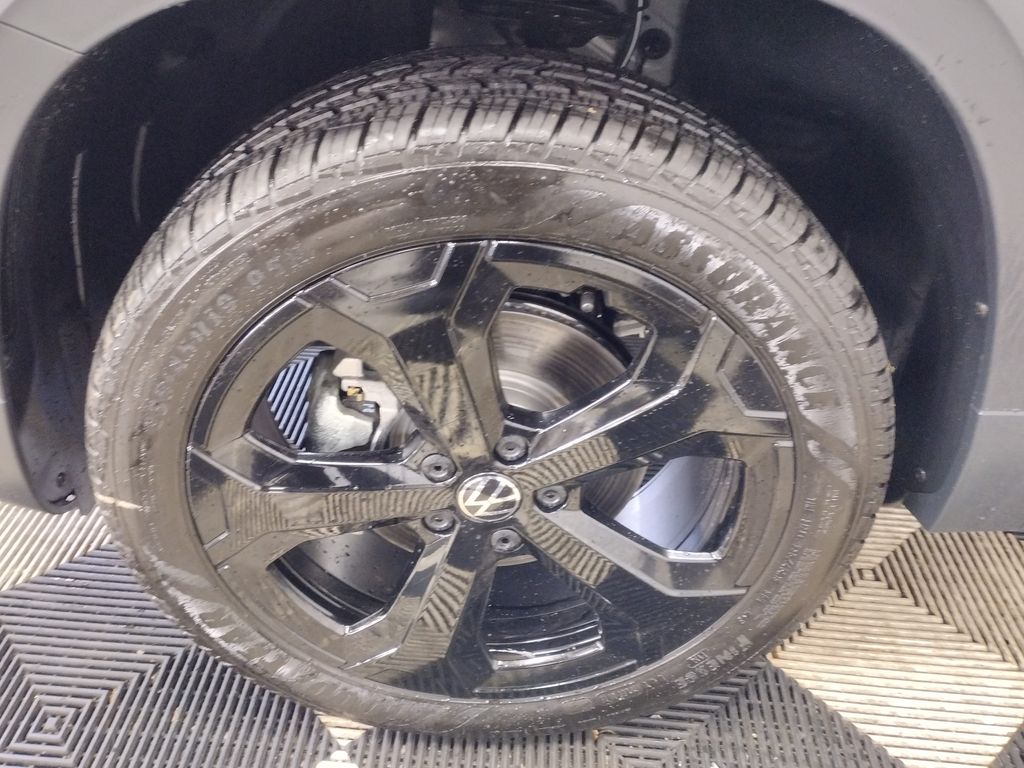 2025 Volkswagen Taos SEL photo 2