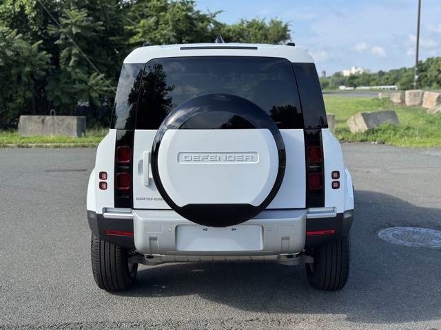 2025 Land Rover Defender 110 S photo 4