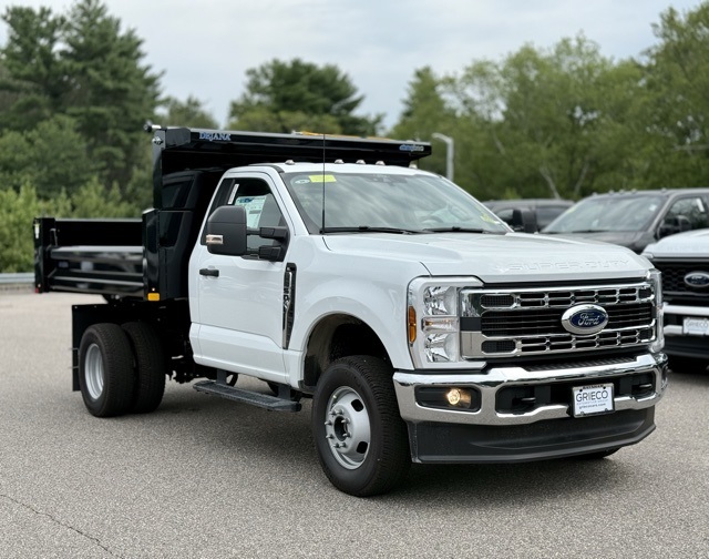 2025 Ford F-350 Super Duty Chassis Cab XL's photo