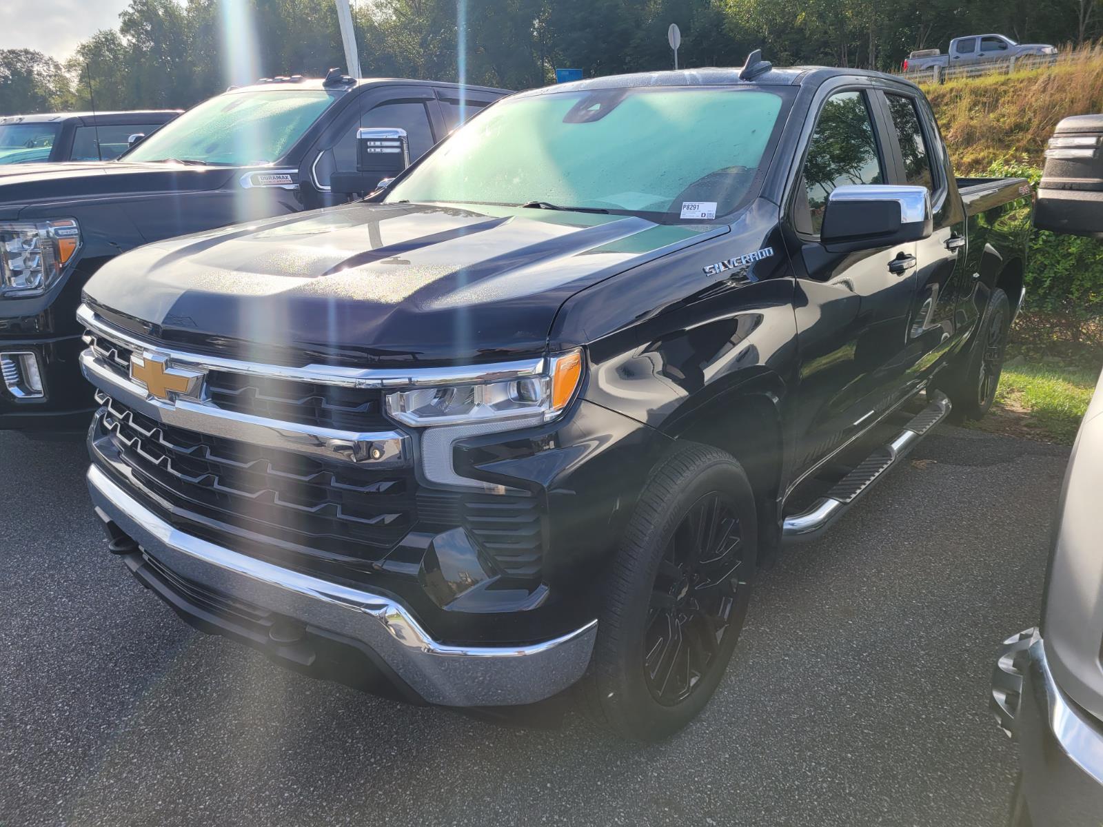 2022 Chevrolet Silverado 1500 LT photo 2