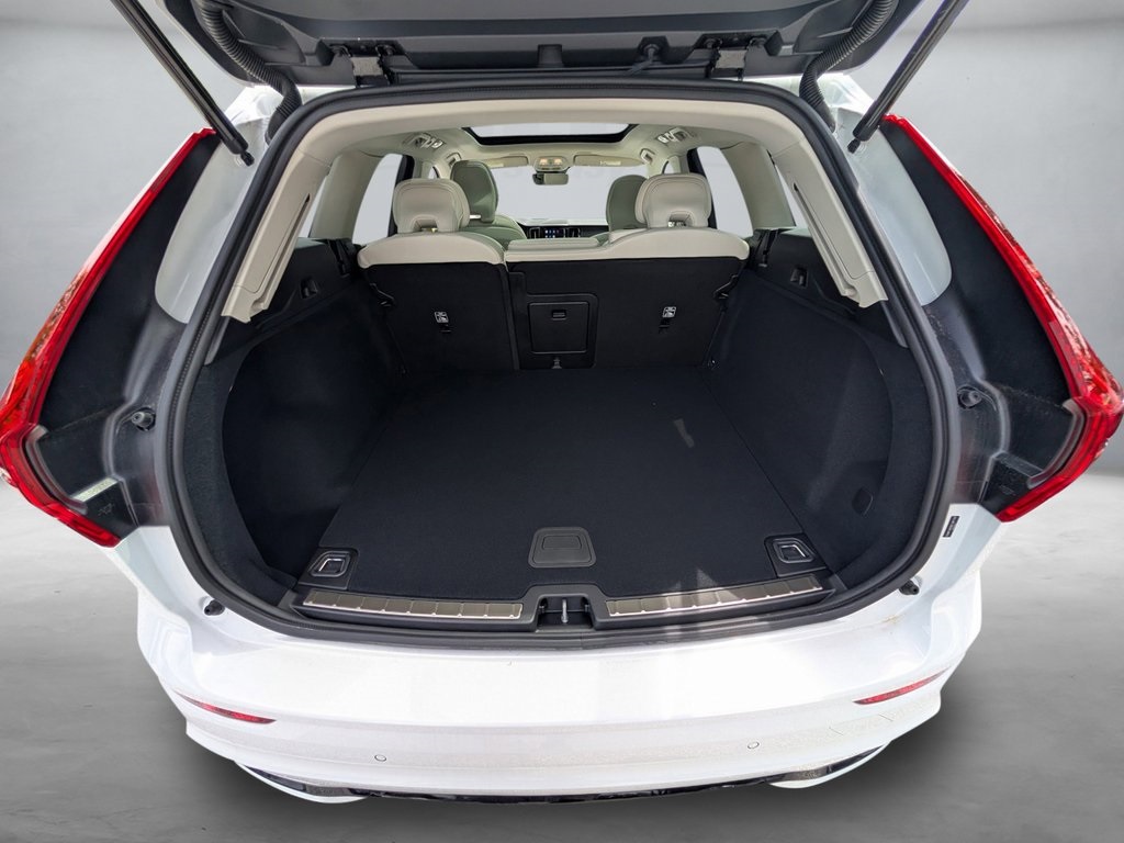 2025 Volvo XC60 B5 Plus photo 4
