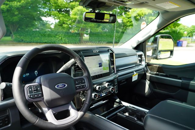 2025 Ford F-250 Lariat photo 18