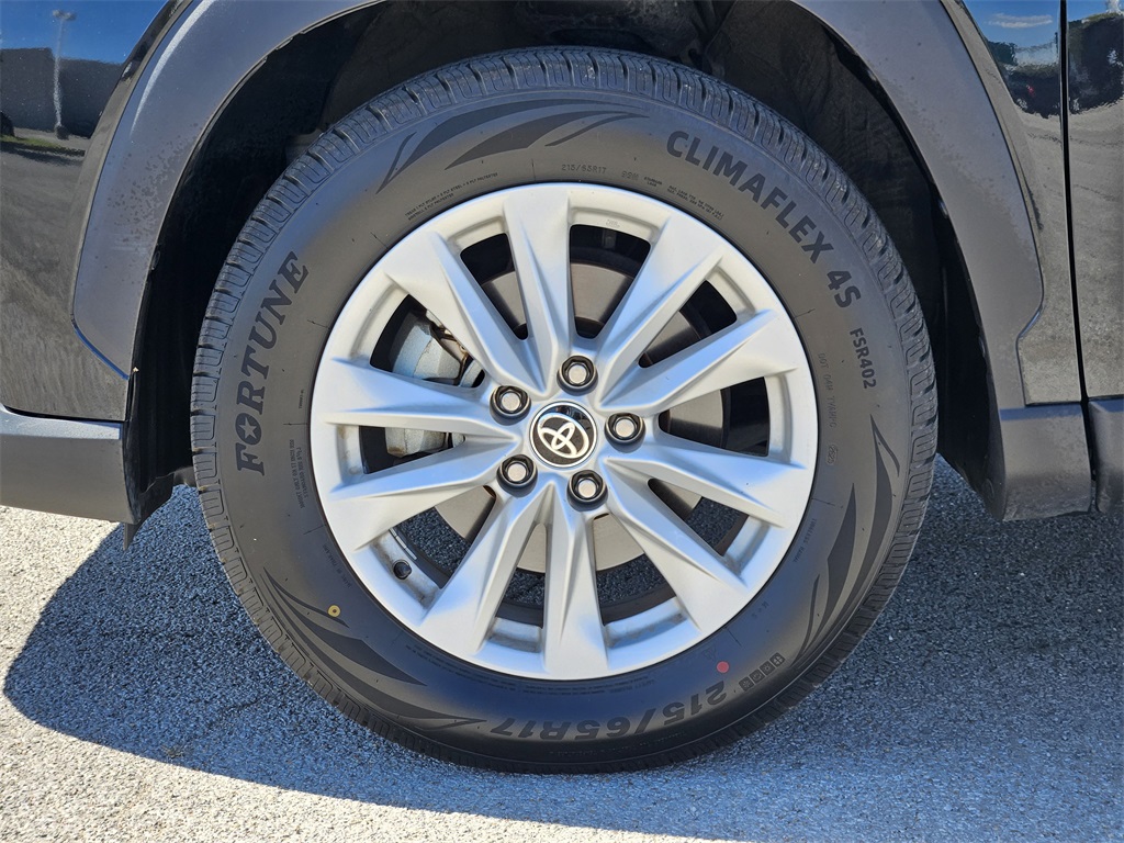 2022 Toyota Corolla Cross LE photo 10