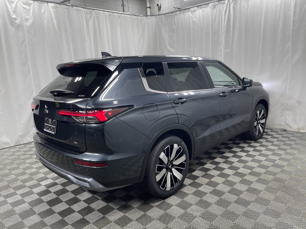 2025 Mitsubishi Outlander SE photo 3