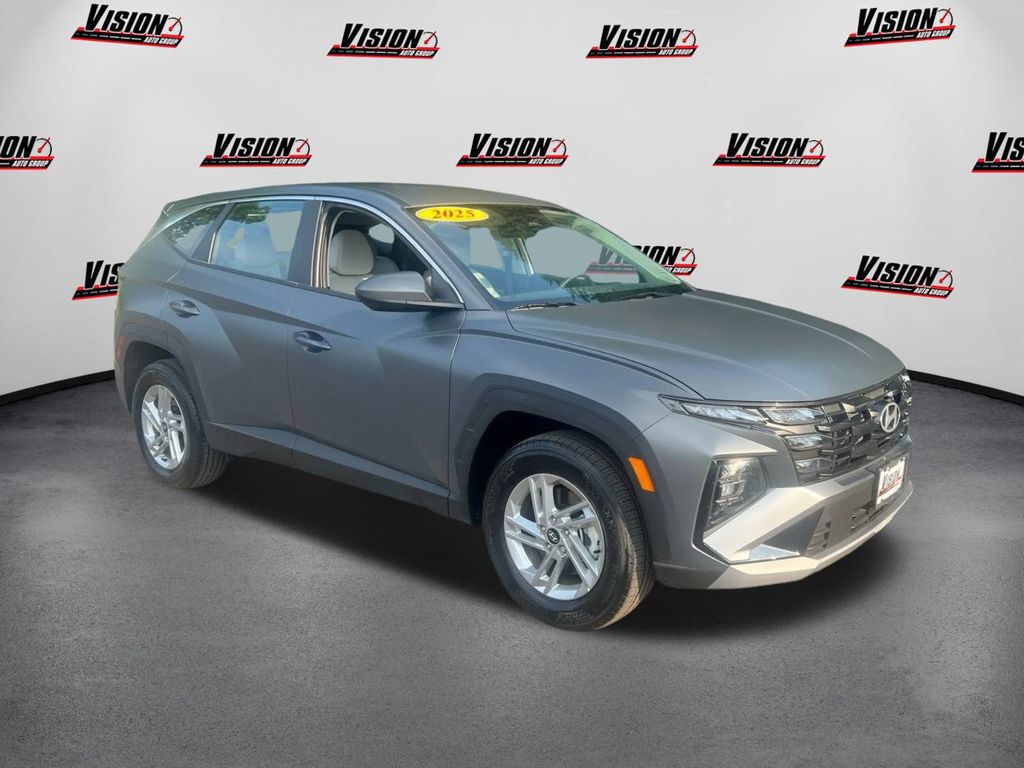 2025 Hyundai Tucson SE photo 3