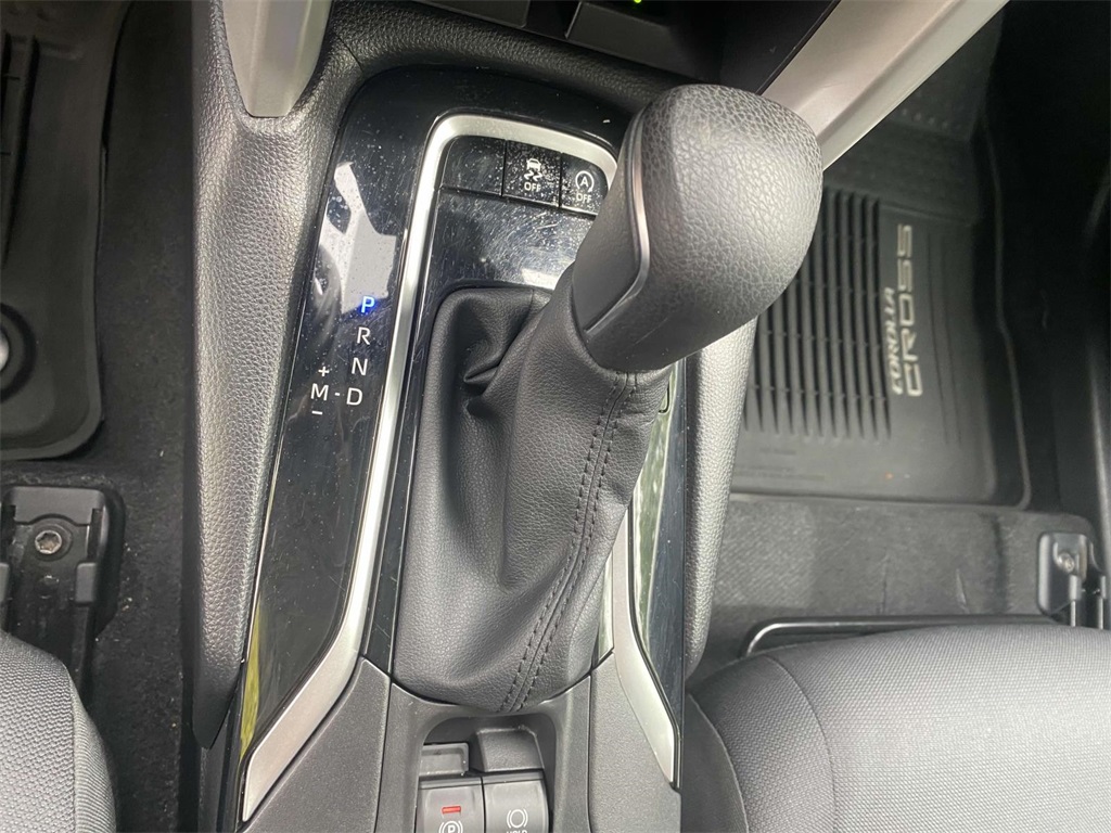 2024 Toyota Corolla Cross LE photo 19