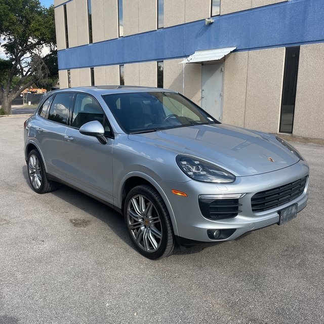 2018 Porsche Cayenne Platinum Edition photo 2