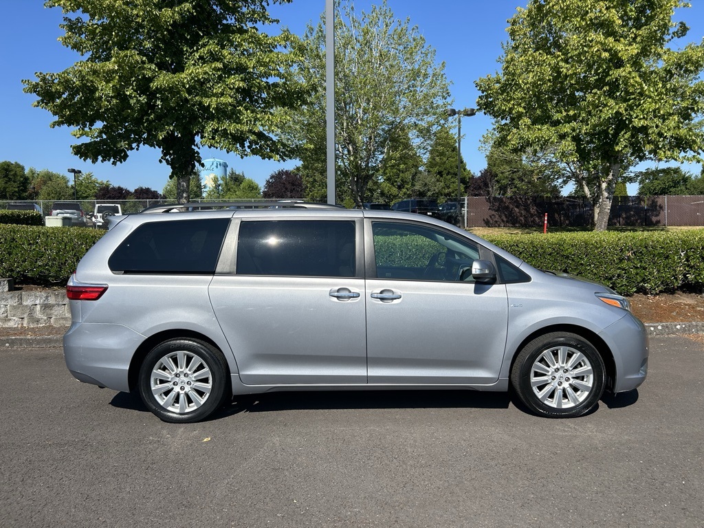 2017 Toyota Sienna Limited Premium photo 4