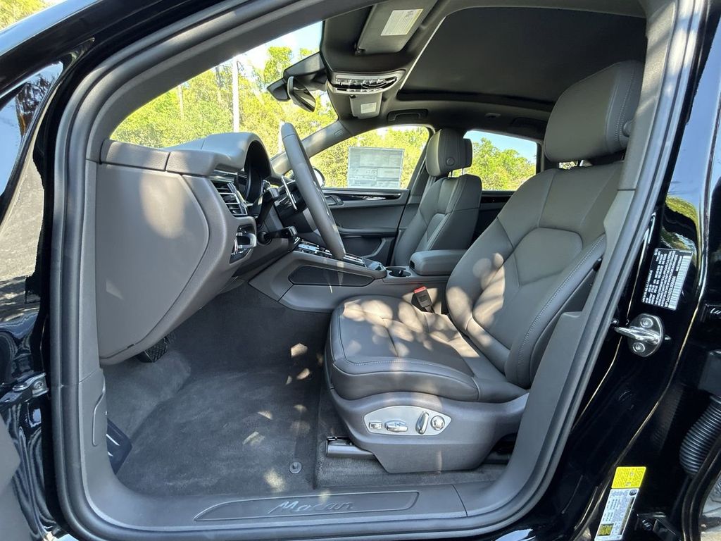 2025 Porsche Macan Base photo 13