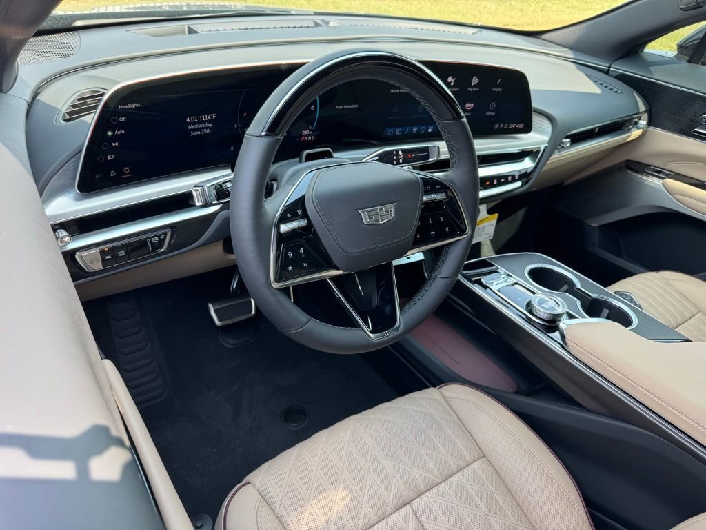 2025 Cadillac Lyriq Luxury photo 3
