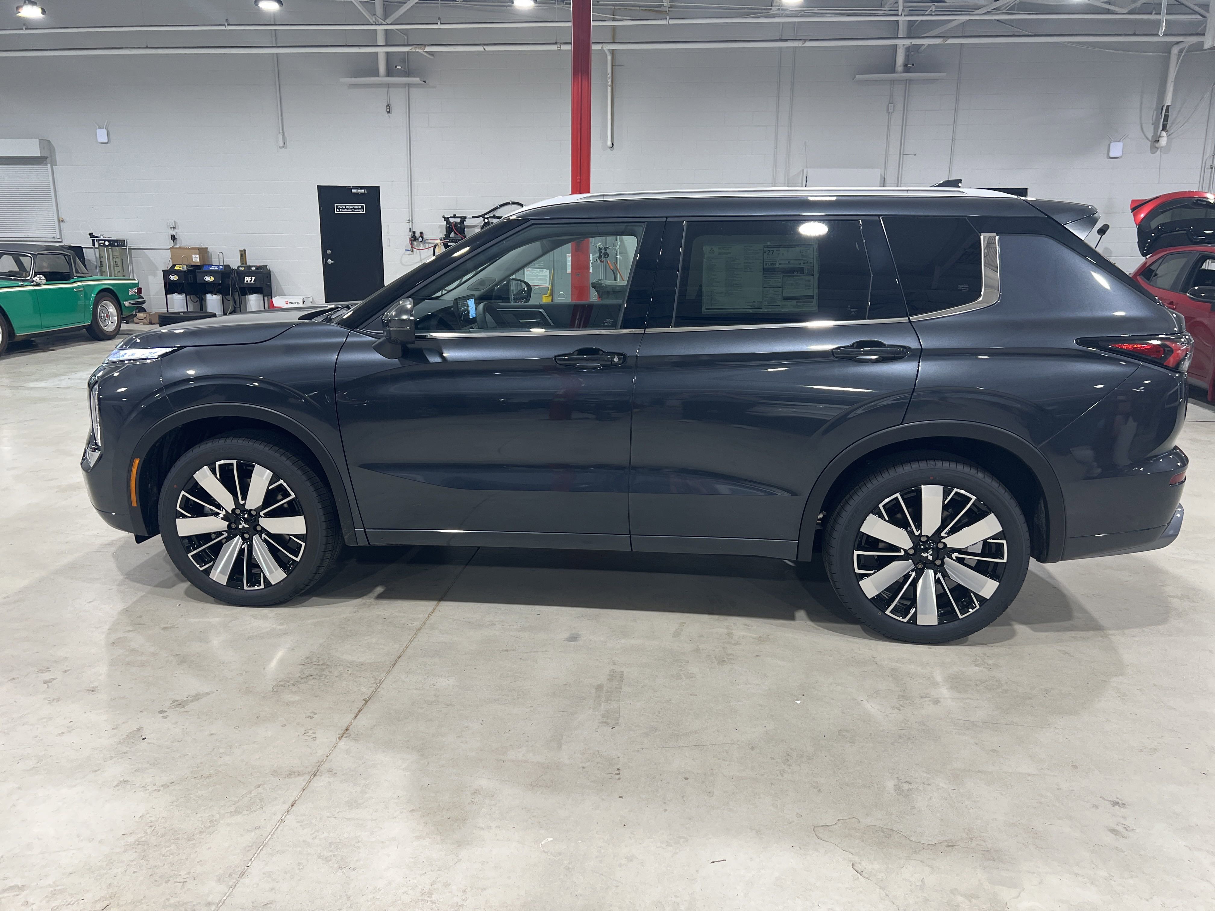 2025 Mitsubishi Outlander SEL photo 2
