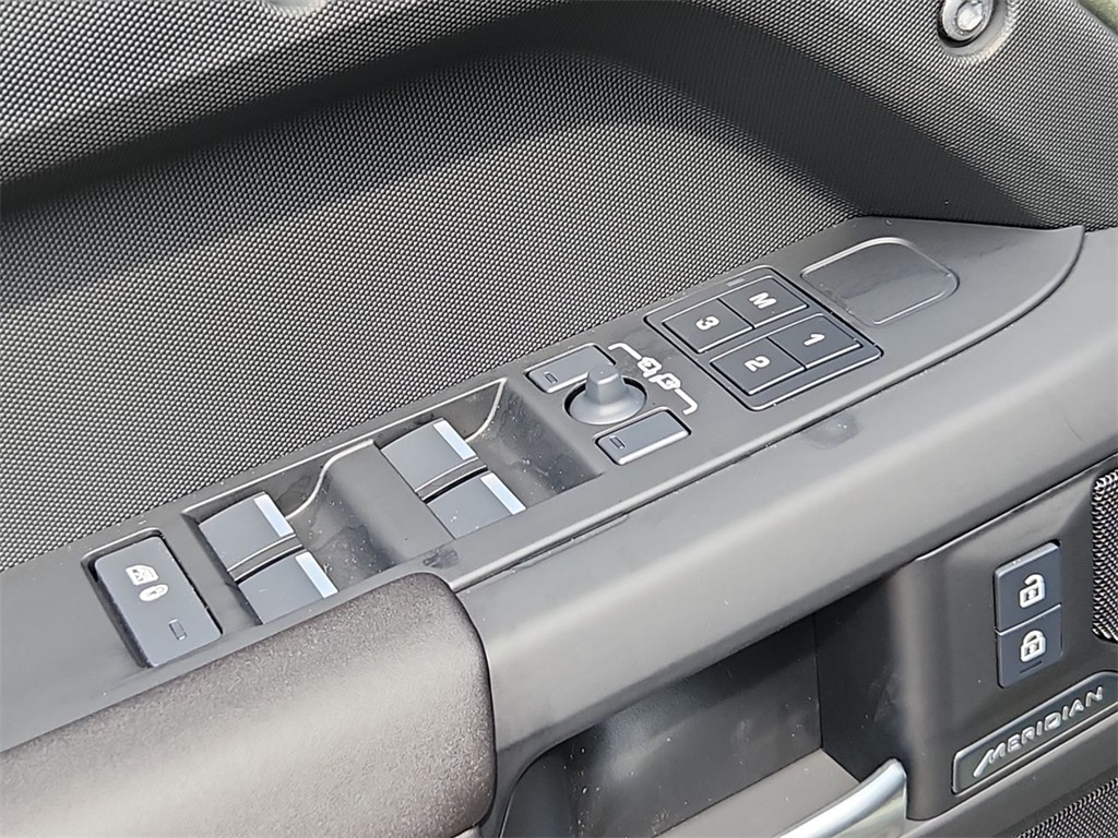 2025 Land Rover Defender 110 S photo 15