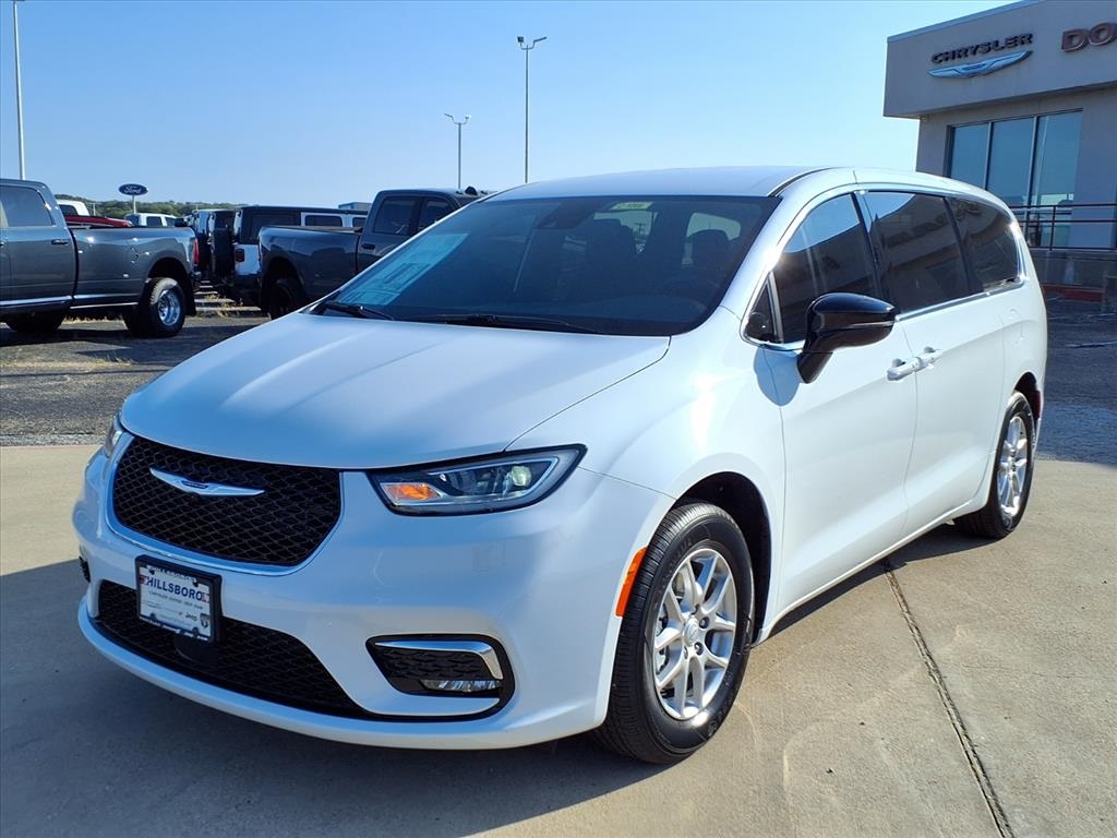 2026 Chrysler Pacifica photo 2