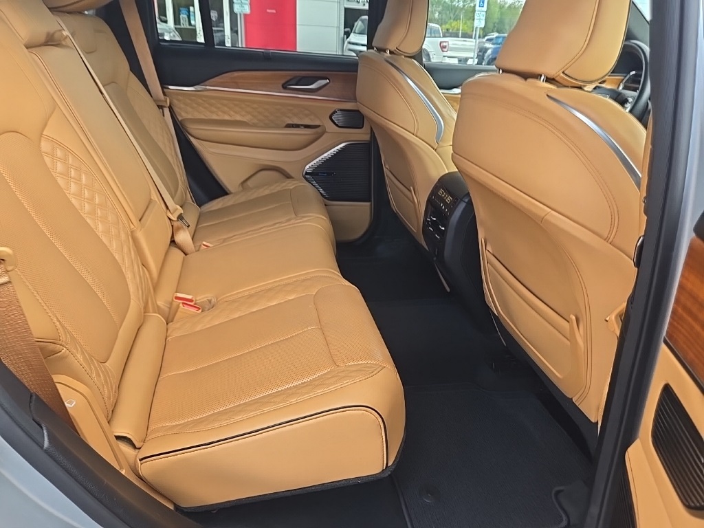 2024 Jeep Grand Cherokee Summit photo 29