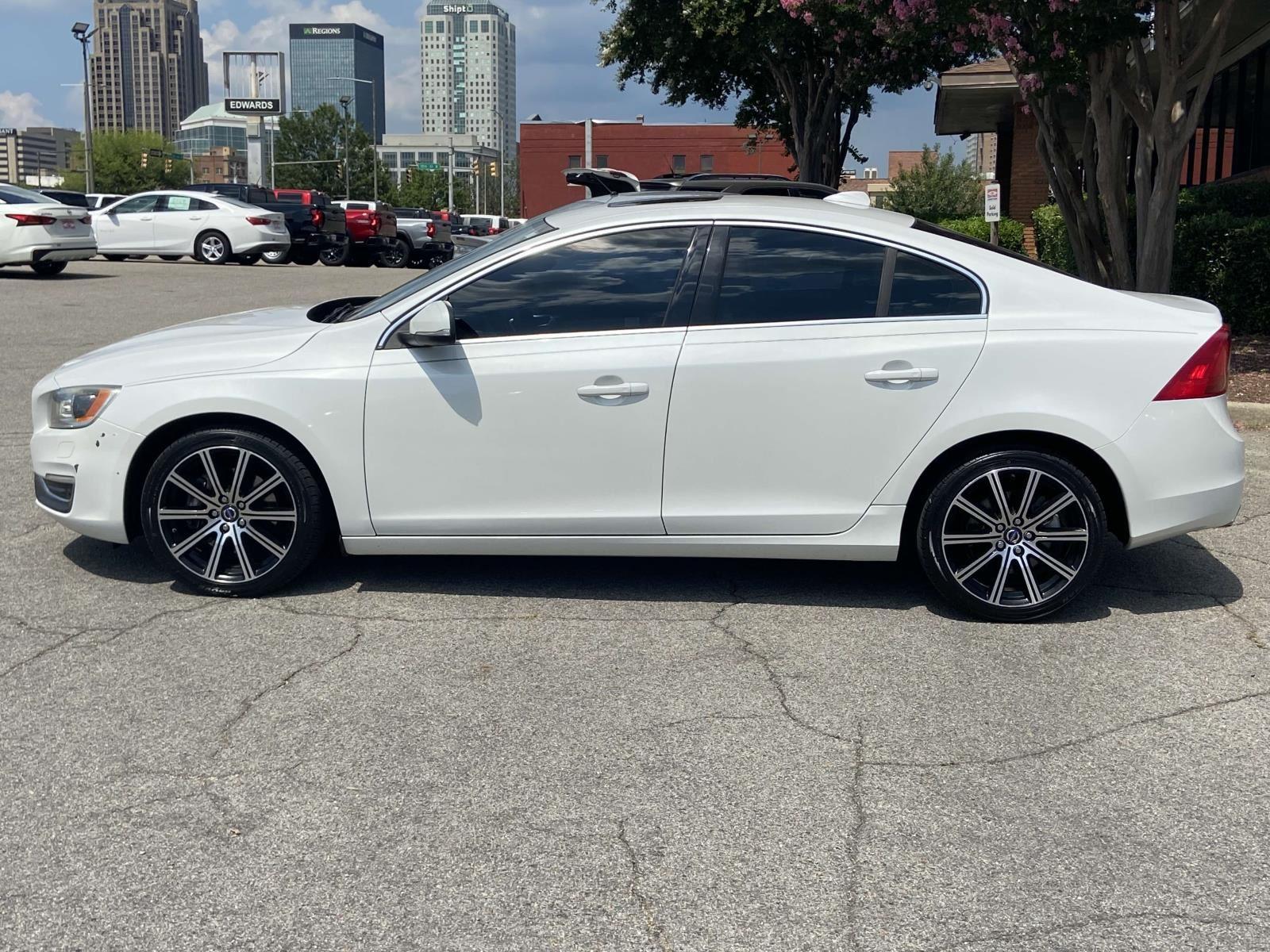 2015 Volvo S60 T6 Drive-E Platinum photo 2