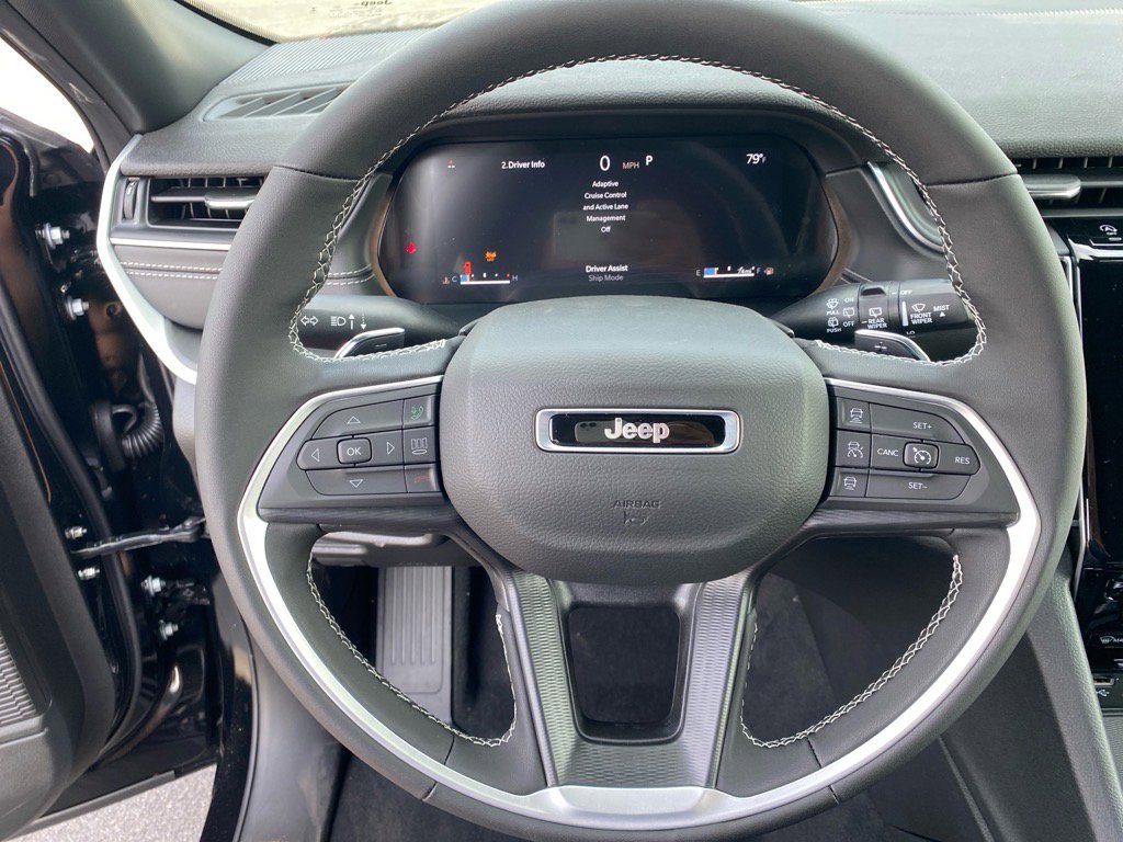2025 Jeep Grand Cherokee Laredo Altitude photo 4