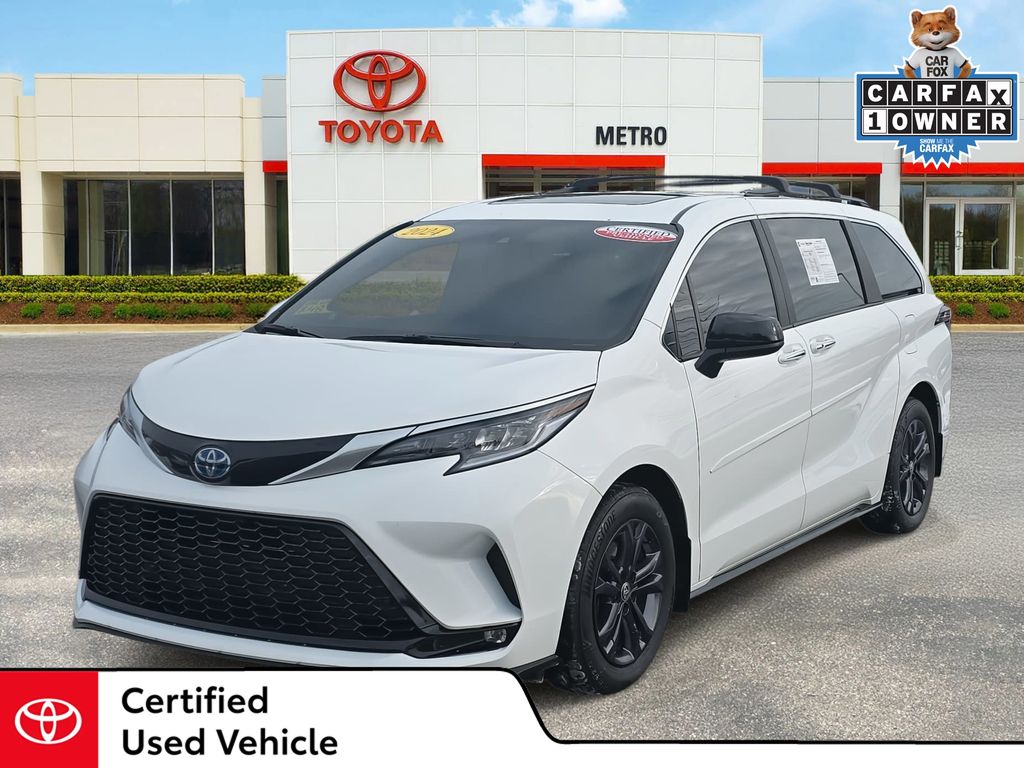 2024 Toyota Sienna XSE's photo