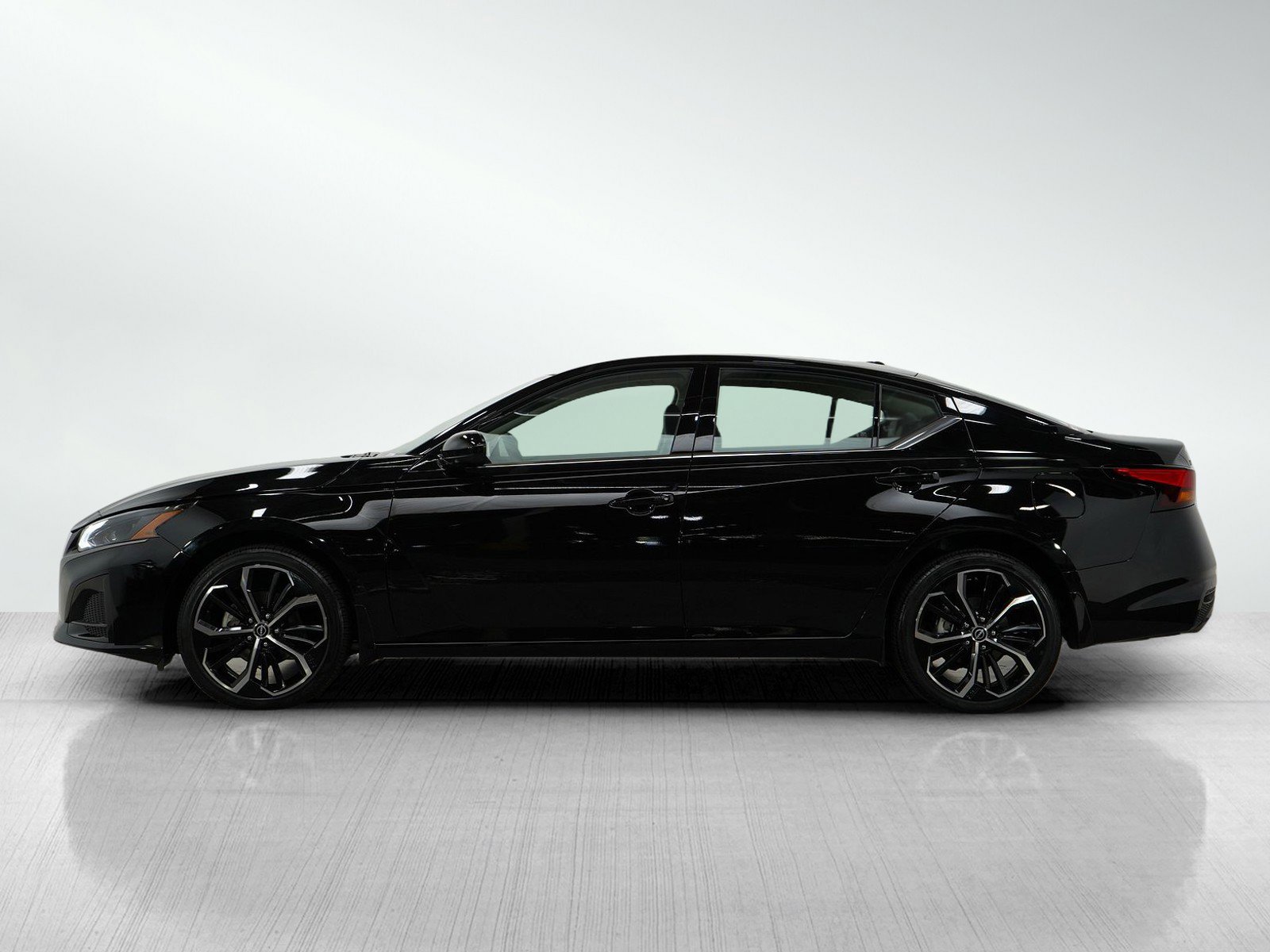 Used 2024 Nissan Altima SR with VIN 1N4BL4CW0RN363704 for sale in Minneapolis, Minnesota
