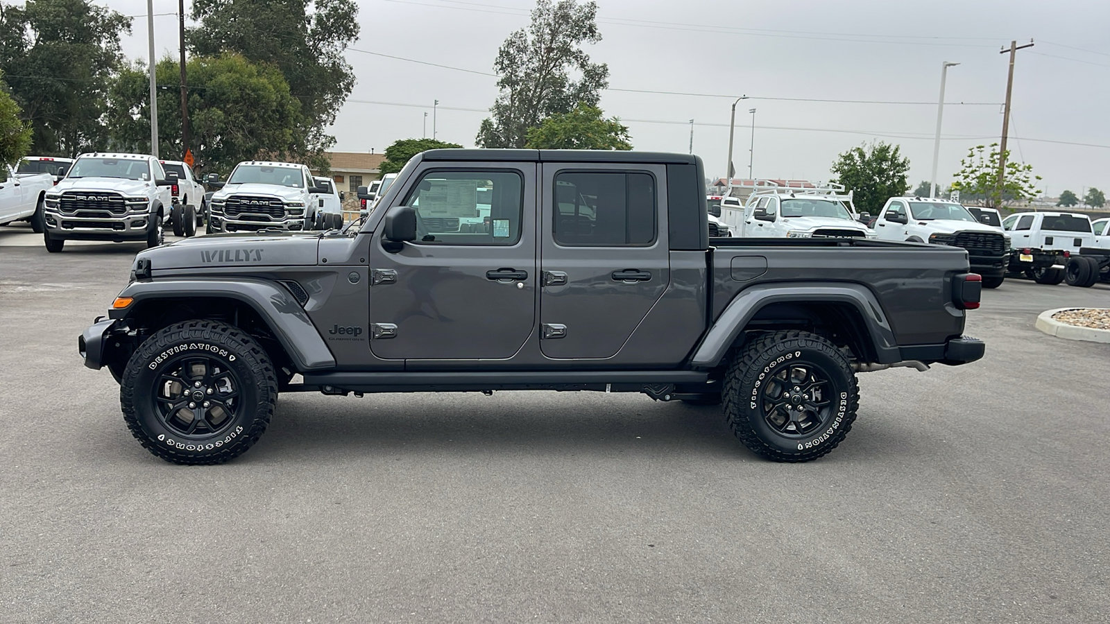 2025 Jeep Gladiator Willys photo 2