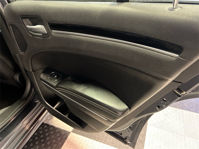2018 Chrysler 300 S photo 11